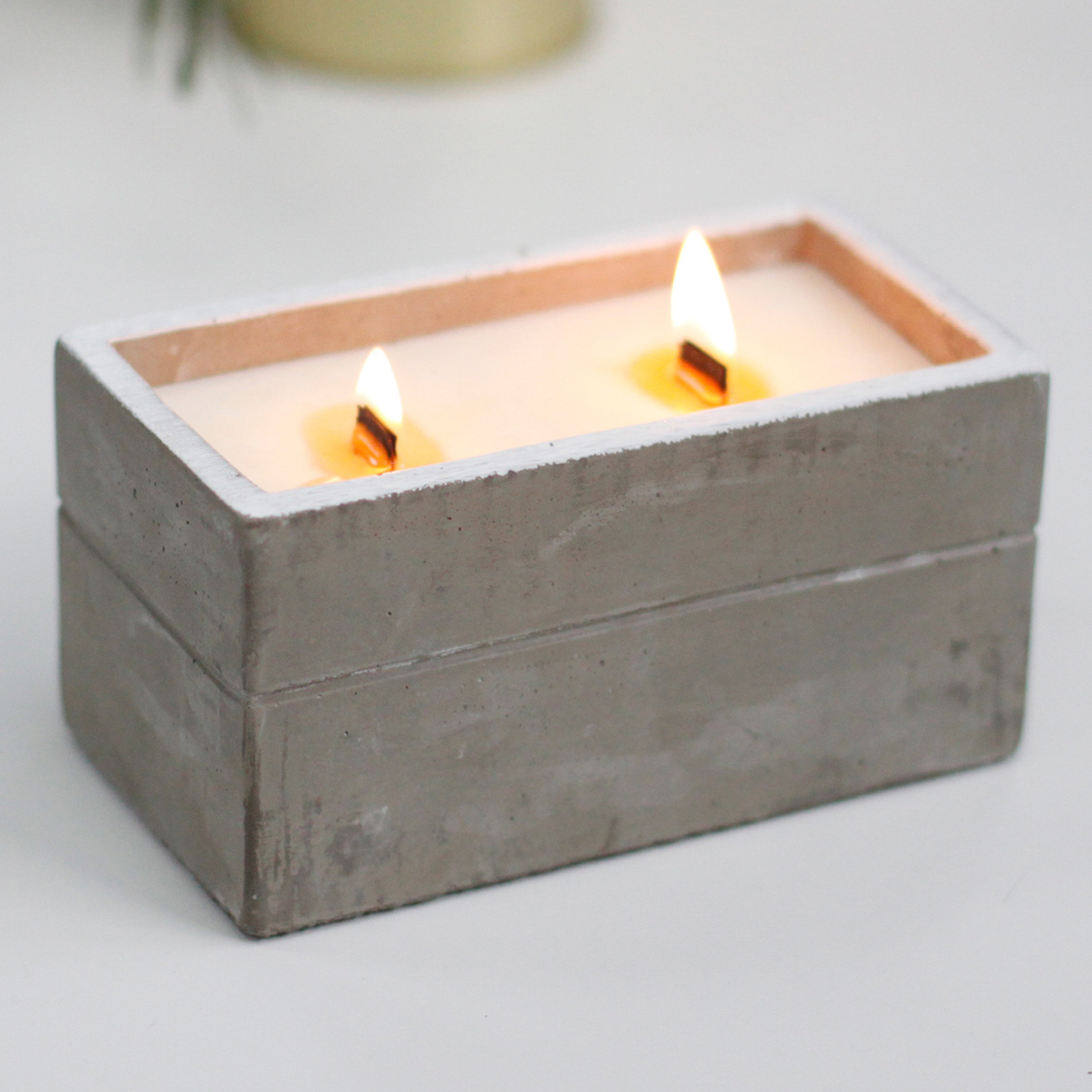 Large Clove & Dark Sandalwood Concrete Candle with Wooden Wick1
