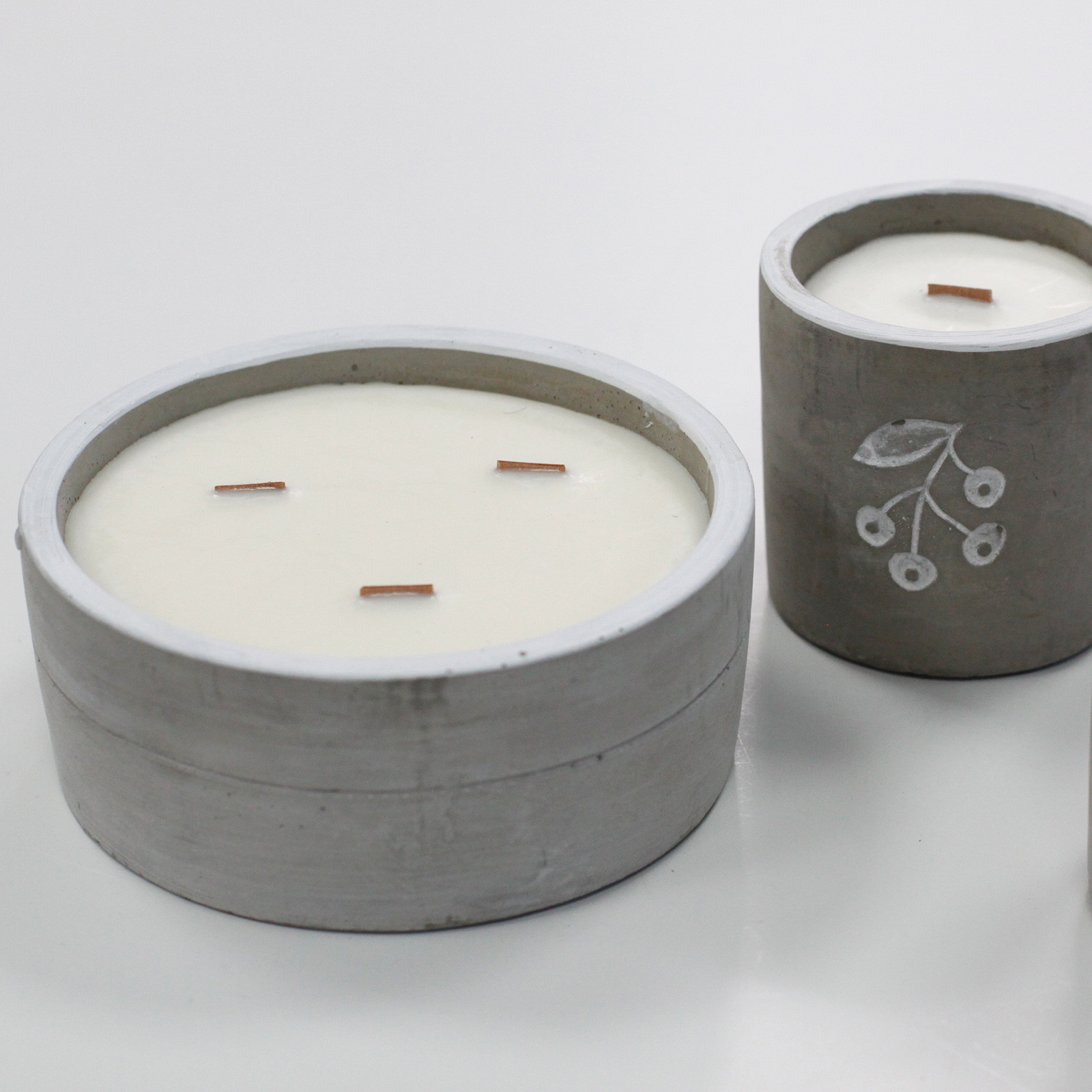 Large Round Crushed Vanilla & Orange Concrete Candle with Wooden Wick1