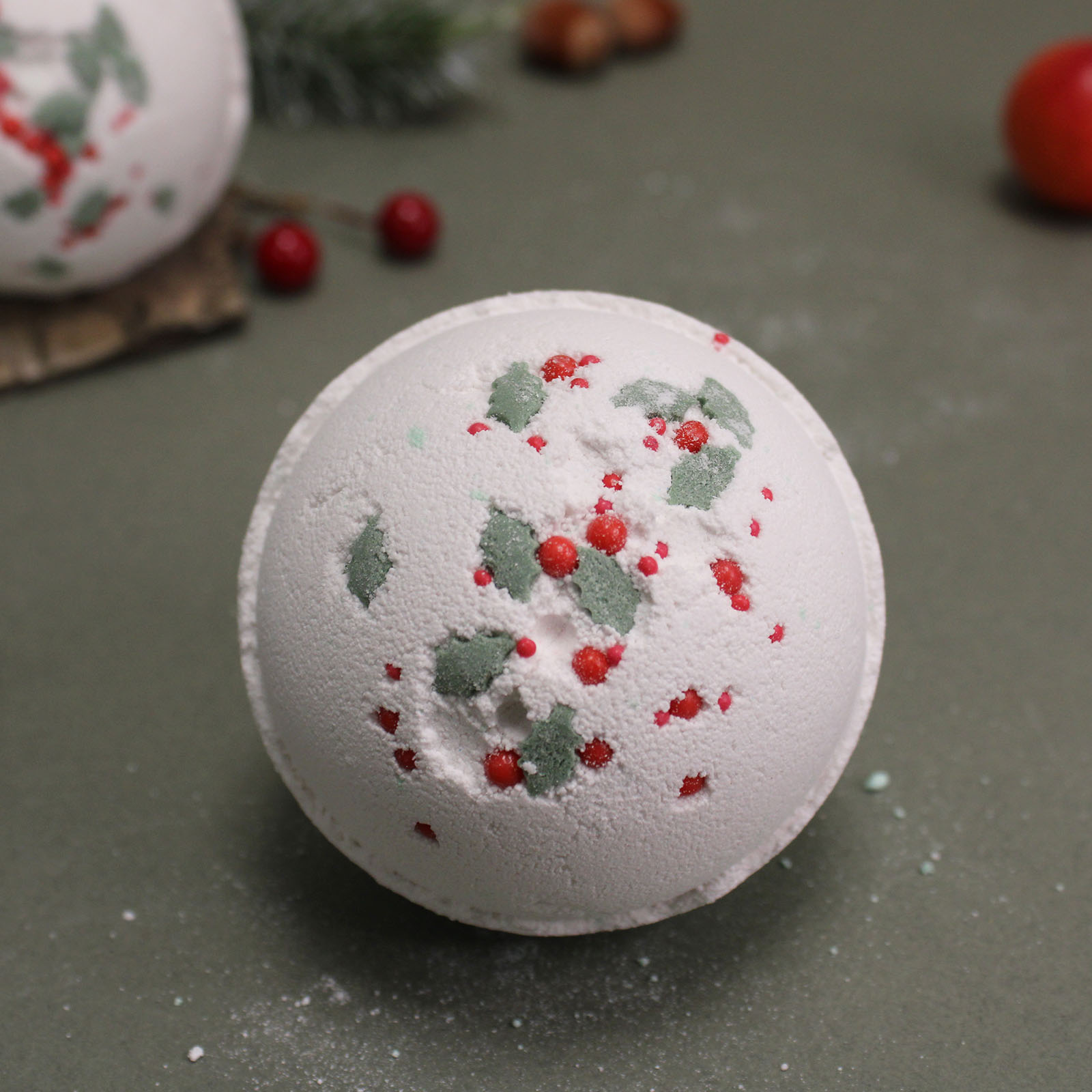 Jumbo Christmas Bath Bomb – Holly Berry & Mistletoe (180g)1