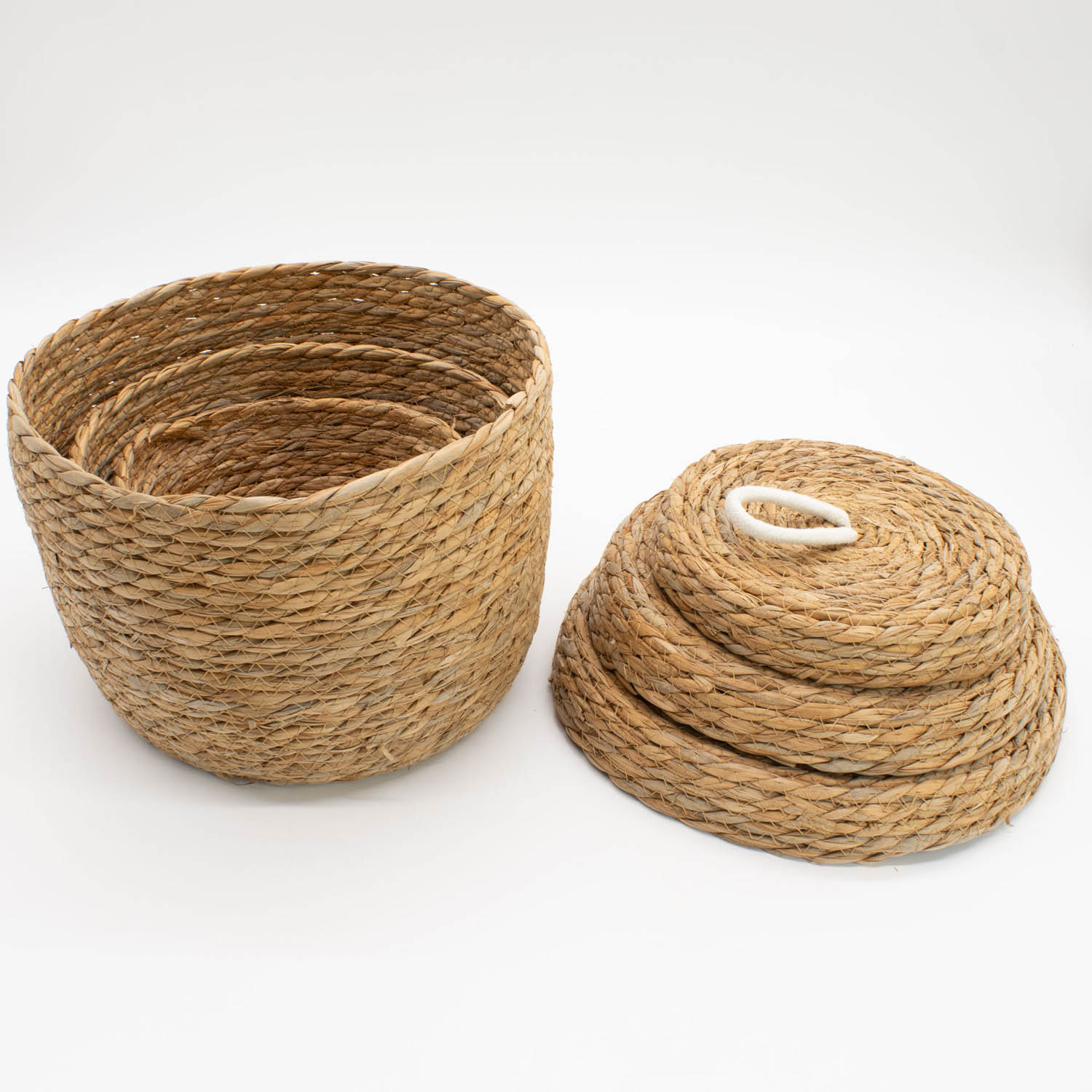 Set of 3 Natural Seagrass Round Storage Baskets with Lids1