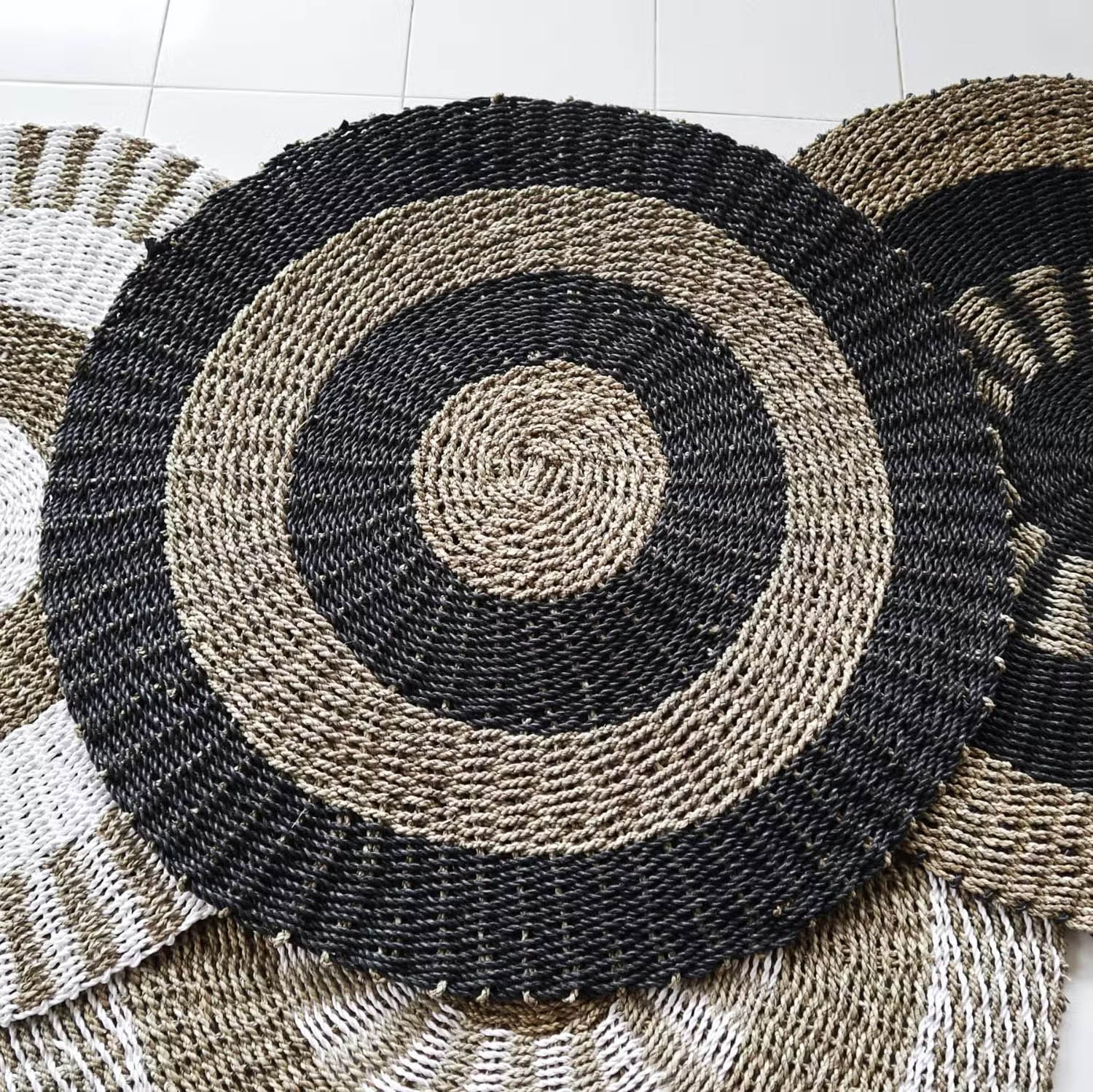 1m Round Natural Seagrass Rug - Black & Tan Circles Design1