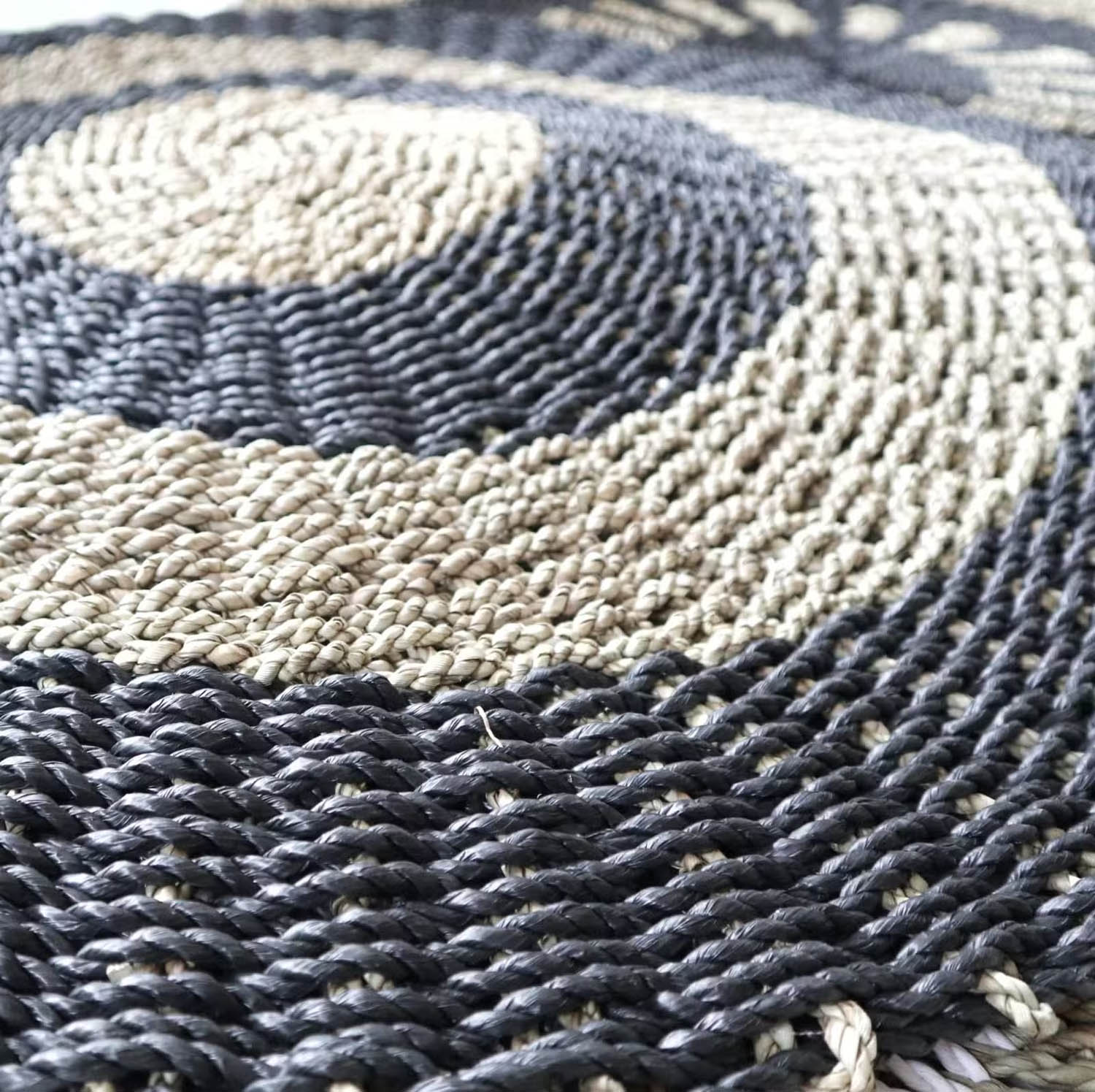 1m Round Natural Seagrass Rug - Black & Tan Circles Design2