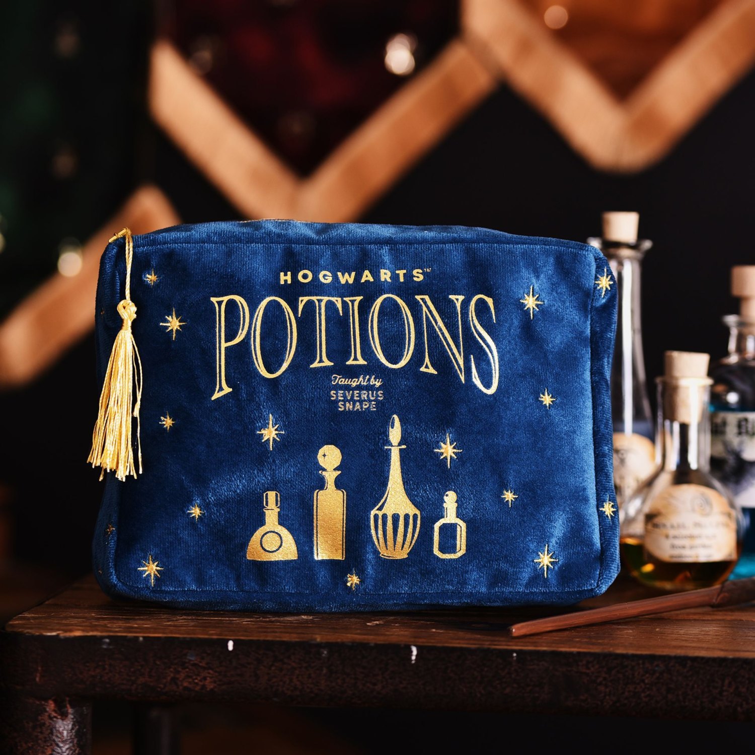 Harry Potter Alumni Potions Velvet Wash Bag3