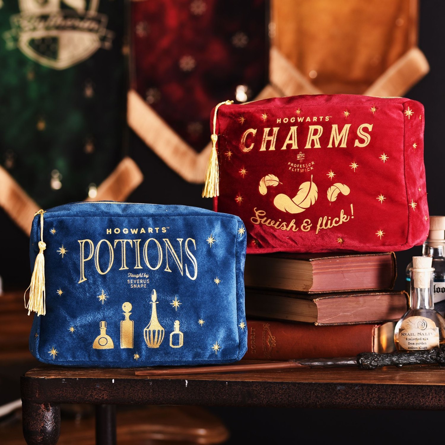 Harry Potter Alumni Potions Velvet Wash Bag4