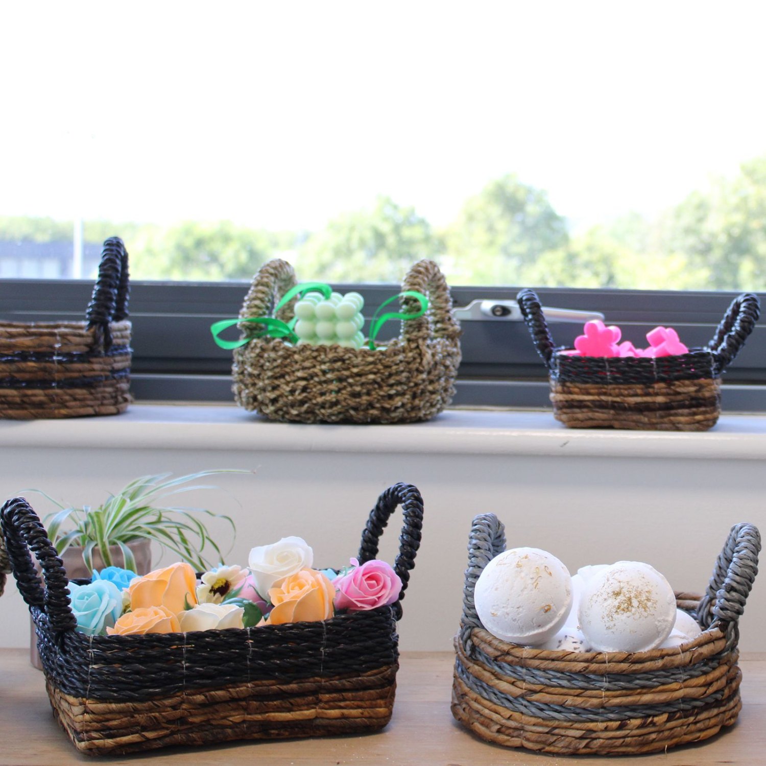 Banana Leaf and Hitam Raffia Baskets – Set of 24
