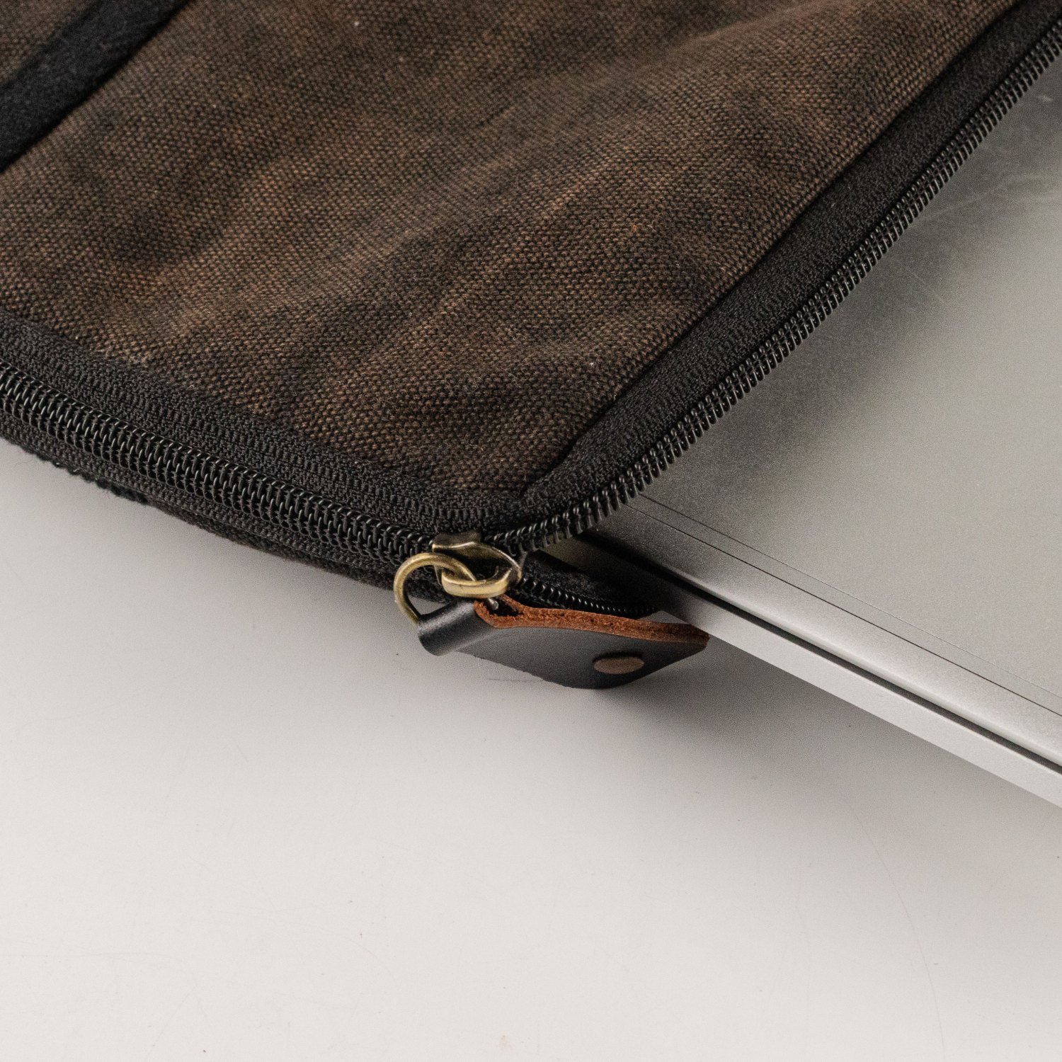 Hop Hare Charcoal Stonewash Large Laptop Pouch4